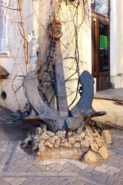 Eski gemi Ukrayna 'nın Odessa şehir merkezinde demirlemiş.