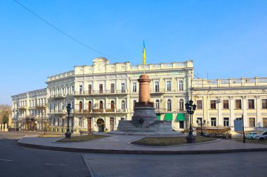 Ukrayna bayrağı Ukrayna 'nın Odessa kentindeki eski İmparatoriçe Catherine Anıtı' nda