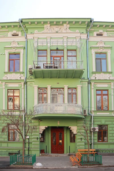 乌克兰敖德萨市中心的古色古香的绿色舍米亚肯的房子 — 图库照片