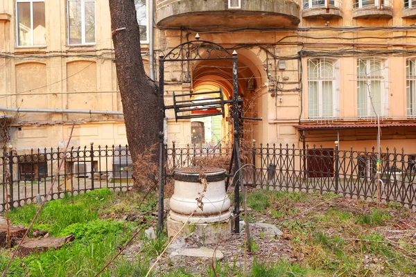 乌克兰敖德萨有一口老井的舒适院子 — 图库照片