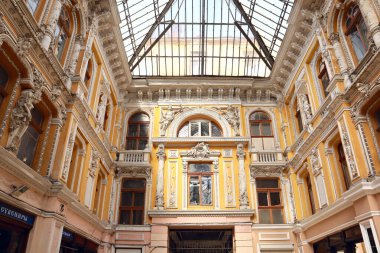  Passage 'daki avlunun içi - Odessa, Ukrayna' daki eski kapalı alışveriş merkezi ve mimari anıt