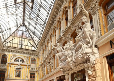  Passage 'daki avlunun içi - Odessa, Ukrayna' daki eski kapalı alışveriş merkezi ve mimari anıt