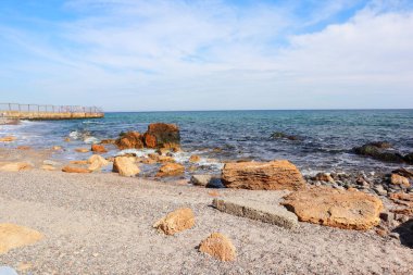 Denizde berrak mavi su ve taş manzarası