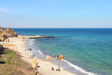 Ukrayna 'nın Odessa şehrinde güneşli bir günde rıhtımlı bir deniz manzarası