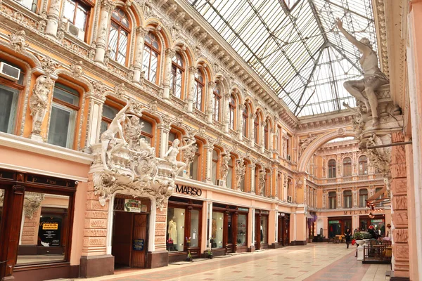乌克兰敖德萨古老的被盖着的购物中心和建筑纪念碑的中庭内部 — 图库照片