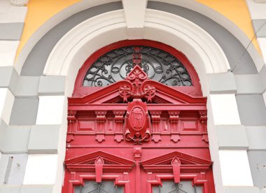 Ukrayna 'nın Odessa şehrinde ahşap kırmızı mahsul kapısı.