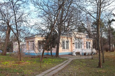 Ukrayna 'nın Odessa kentinde Karadeniz kıyısındaki eski bir kır evi.