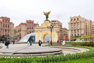 Ukrayna 'nın başkenti Kyiv' de çiçek açan lalelerle Bağımsızlık Meydanı