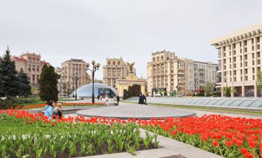 Ukrayna 'nın başkenti Kyiv' de çiçek açan lalelerle Bağımsızlık Meydanı