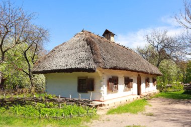 Ukrayna 'nın başkenti Kyiv Pirogovo' da Orta Transnistria 'dan kalma sazdan çatılı bir ev.