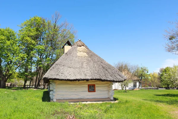 Weißgetünchtes Haus Mit Reetdach Aus Mittel Transnistrien Skansen Pirogovo Kiew — Stockfoto