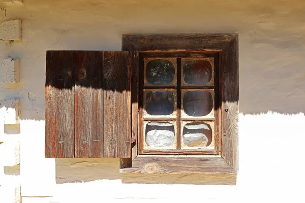 18世紀のウクライナの窓と伝統的なウクライナの家の断片 — ストック写真