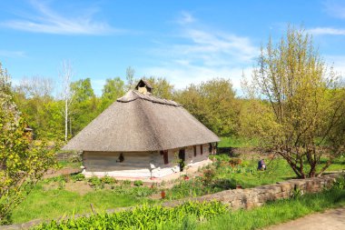 Ukrayna 'nın başkenti Kyiv' de Podolia Pirogovo 'dan sazdan bir çatısı olan bembeyaz bir ev.