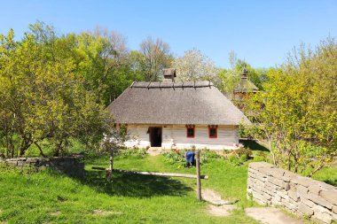 Ukrayna 'nın başkenti Kyiv' de Podolia Pirogovo 'dan sazdan bir çatısı olan bembeyaz bir ev.