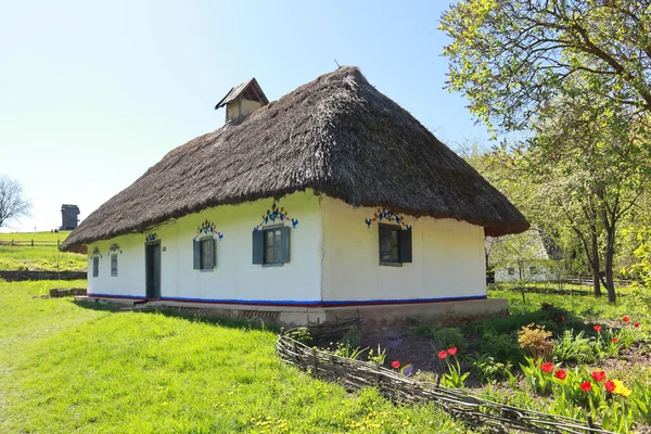 Whitewashed Wooden House Thatched Roof Podolia Skansen Pirogovo Kyiv Ukraine — Foto de Stock