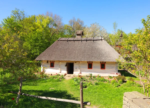 Whitewashed Casa Com Telhado Palha Podolia Skansen Pirogovo Kiev Ucrânia — Fotografia de Stock