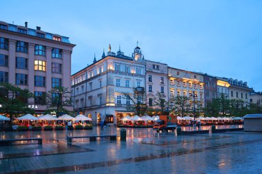 Polonya 'nın başkenti Krakow' da akşam saatlerinde ana Pazar Meydanı 'nın (Rynek Glowny) mimarisi