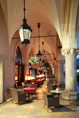 Sukiennice 'deki kafe - Polonya' nın başkenti Krakow 'da akşam saatlerinde Ana Pazar Meydanı' ndaki (Rynek Glowny) eski alışveriş merkezleri