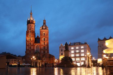 Polonya 'nın başkenti Krakow' da akşam saatlerinde ana pazar meydanında (Rynek Glowny) Aziz Mary Bazilikası