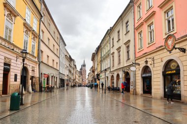 Polonya 'nın Krakow kentindeki ana Pazar Meydanı' nda (Rynek Glowny) St. Mary Bazilikası 'na tarihi cadde