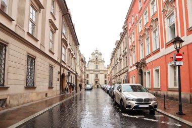 Polonya 'nın Krakow şehrinde Tanrı' nın Dönüşümü Kilisesi 'nin tarihi caddesi.