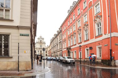 Polonya 'nın Krakow şehrinde Tanrı' nın Dönüşümü Kilisesi 'nin tarihi caddesi.