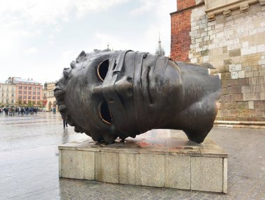 Eros Bendato - Polonya 'nın Krakow kentindeki Ana Pazar Meydanı' nda bronz heykel