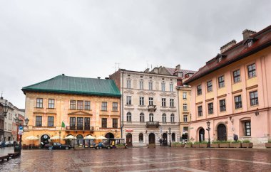 Polonya 'nın Krakow kentindeki Square Small Market' te (Maly Rynek) antika evler