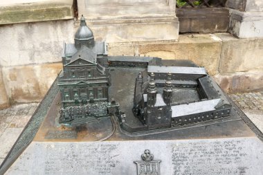 Aziz Peter ve Paul Kilisesi 'nin Bronz yerleşimi ve Krakow, Polonya' daki St. Andrew Kilisesi.