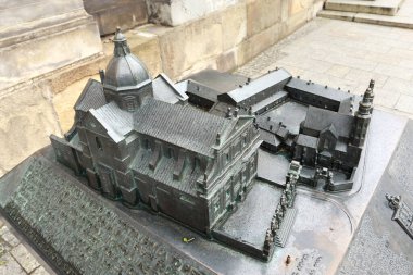 Aziz Peter ve Paul Kilisesi 'nin Bronz yerleşimi ve Krakow, Polonya' daki St. Andrew Kilisesi.