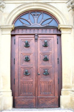 Polonya 'nın Krakow kentindeki ana Pazar Meydanı' ndaki St. Mary Bazilikası 'nın ahşap kapısı.