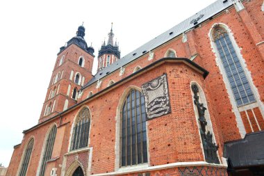 Polonya 'nın Krakow kentindeki ana pazar meydanındaki Aziz Mary Bazilikası (Rynek Glowny)