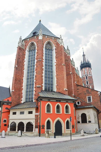 Polonya Nın Krakow Kentindeki Ana Pazar Meydanındaki Aziz Mary Bazilikası — Stok fotoğraf