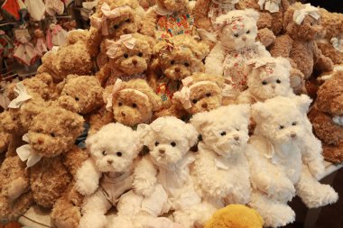 Hediyelik eşya dükkanında satılık oyuncak bebeklerin (ayı) görüntüsü