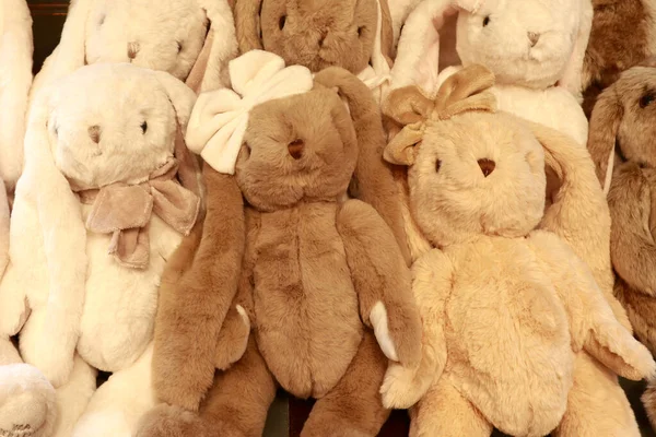 Satılık Oyuncak Bebeklerin Tavşanların Görünümü — Stok fotoğraf