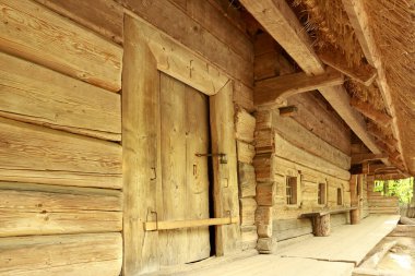 Ukrayna 'nın Lviv kentindeki Kevchenkivskyi Korusu Halk Mimarisi Müzesi' nde sazdan çatılı ahşap bir ev.