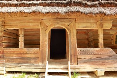 Ukrayna 'nın Lviv kentindeki Kevchenkivskyi Korusu Halk Mimarisi Müzesi' nde sazdan çatılı ahşap bir ev.