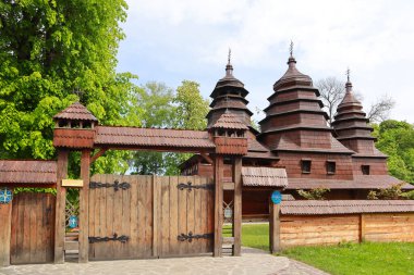 Ukrayna 'nın Lviv kentindeki Kevchenkivskyi Korusu Halk Mimarisi ve Yaşamı Müzesi Kryvka köyünden Tanrı' nın Bilgeliği Ahşap Kilisesi.