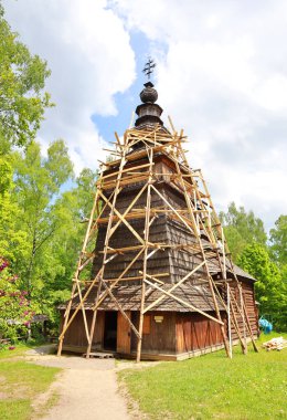 St. Vladimir ve Olga Kilisesi (1831, Kotan köyü, Polonya) Ukrayna 'nın Lviv kentindeki Skansen Halk Mimari ve Yaşam Müzesi' nde yer alan 