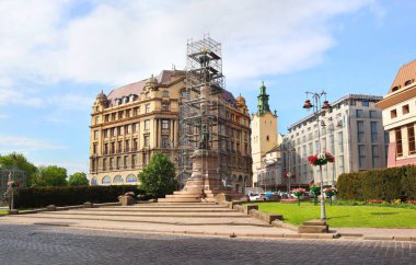 Ukrayna, Lviv 'de savaş zamanında Adam Mickiewicz anıtı