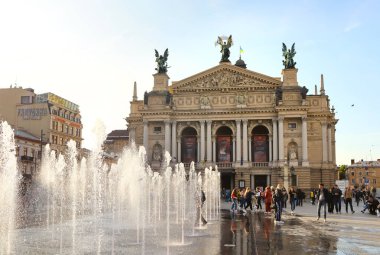 Opera ve Bale Tiyatrosu ve Ukrayna 'nın Lviv şehrinde güneşli bir günde çeşme