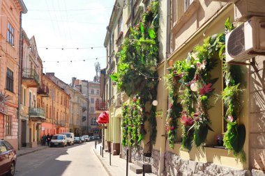  Ukrayna 'nın Lviv şehrinde çiçeklerle süslenmiş tarihi bir klasik ev.