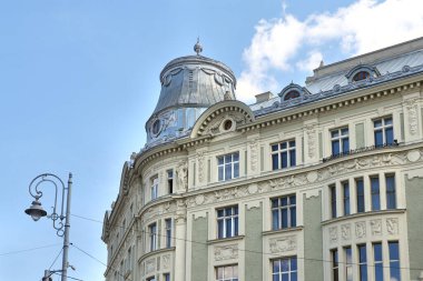 Ukrayna 'nın Lviv şehrinde tarihi vintage evin zengin dekorasyonu