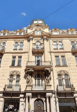 Ukrayna 'nın başkenti Lviv' de Saksaganskyi Caddesi 'nde Atlantislilerin heykelleri bulunan Art Nouveau evi.