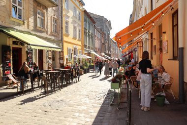 Lviv, Ukrayna şehir merkezindeki sokak kafesi.