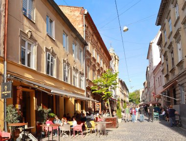 Lviv, Ukrayna şehir merkezindeki sokak kafesi.