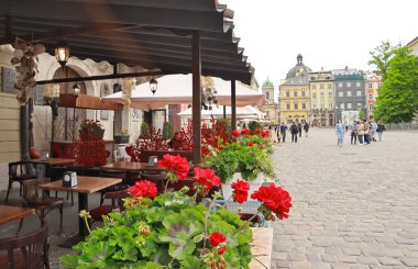 Lviv, Ukrayna şehir merkezindeki sokak kafesi.