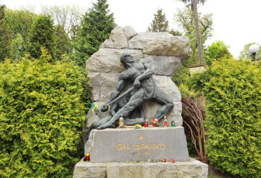 Tombstone 'dan Ivan Franko' ya Lviv, Ukrayna 'daki Lychakiv Mezarlığı' nda