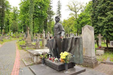 Tombstone (heykel) Vladimir Ivasyuk 'a Lviv, Ukrayna' daki Lychakiv Mezarlığında