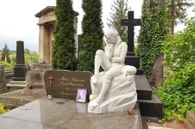 Lviv, Ukrayna 'daki Lychakiv Mezarlığı' nda mermer bir mezar taşı.